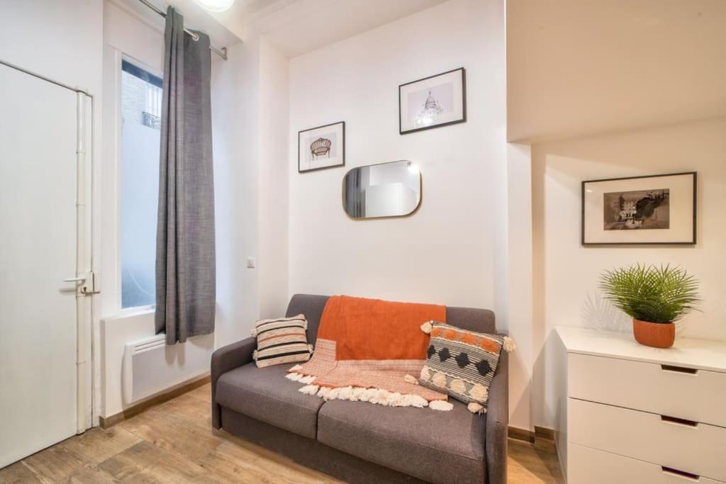 Bel Appartement Au Coeur De Montmartre ปารีส ภายนอก รูปภาพ