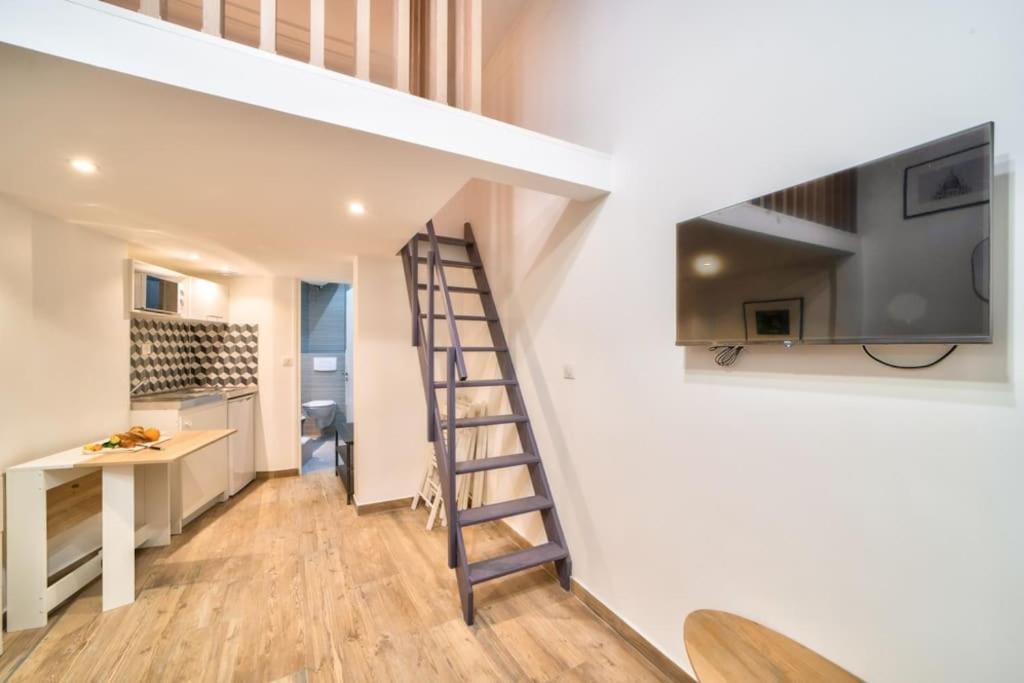 Bel Appartement Au Coeur De Montmartre ปารีส ภายนอก รูปภาพ
